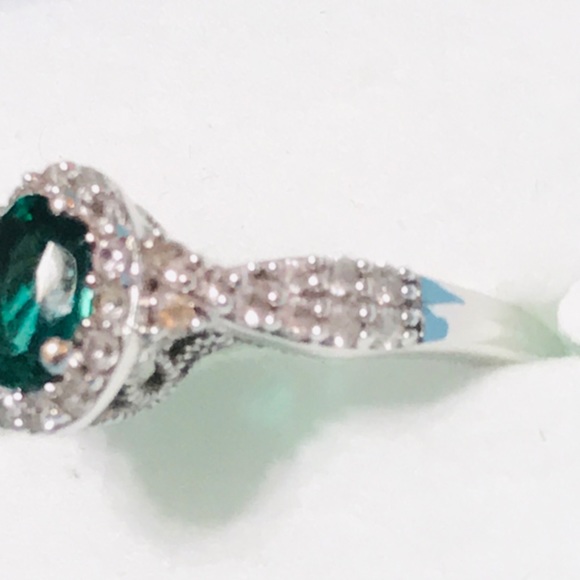 ❌❌❌SOLD❌❌❌GOLD GREEN AND WHITE SAPPHIRE RING - Picture 7 of 8